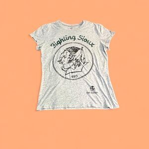 Vintage Soffe Fighting Sioux Graphic Tee – Grey – Size WMNS Medium